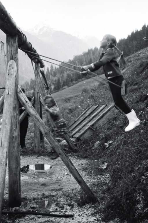 Kinder beim Schaukeln am Astlehenhof, ca. 1964, © Fam. Raab aus Köln