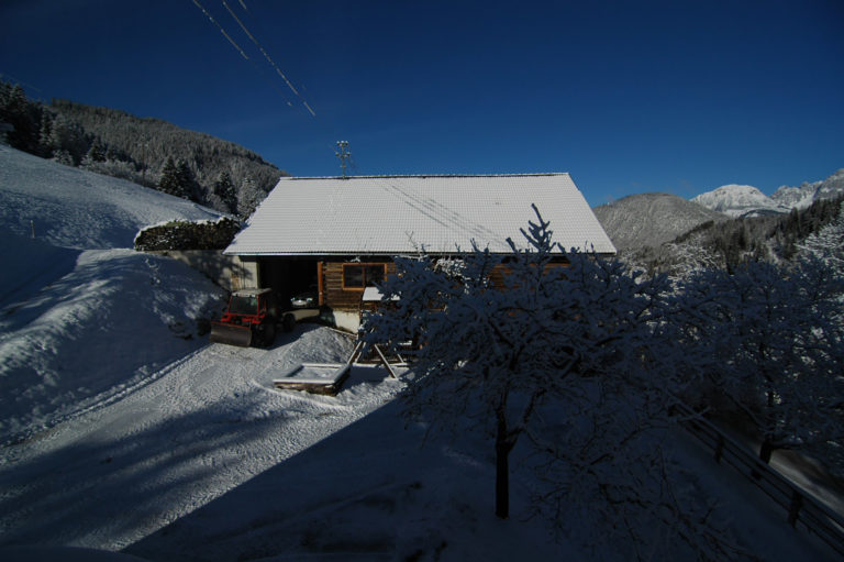 Frisch beschneiter Bauernhof