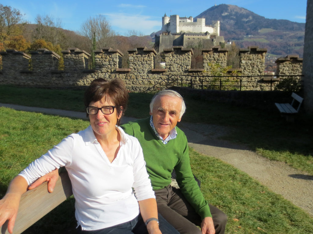 Barbara und Adam Rettensteiner vor der Festung Hohensalzburg, 2019