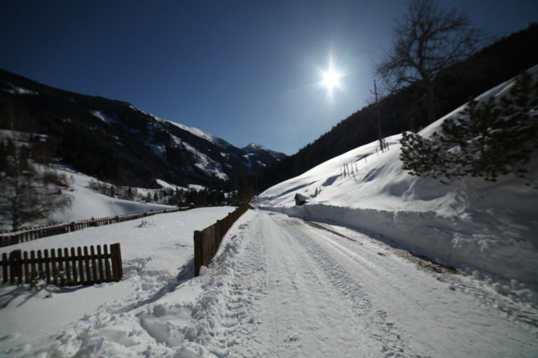 Schneebedeckter Garten und Wiesen am Astlehenhof