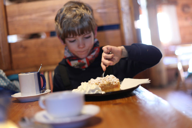 Streuselkuchen und heiße Schokolade auf der Lechneralm