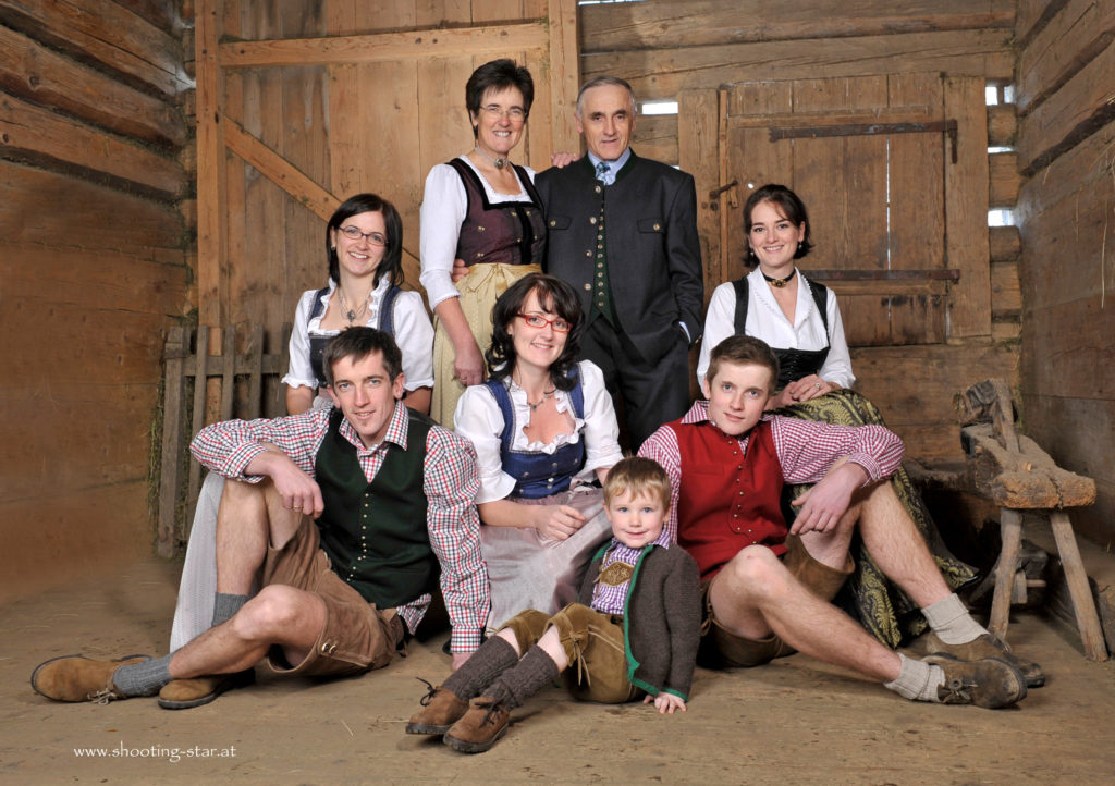 Familie Adam und Barbara Rettensteiner mit ihren fünf Kindern und Enkel Paul, ca. 2010